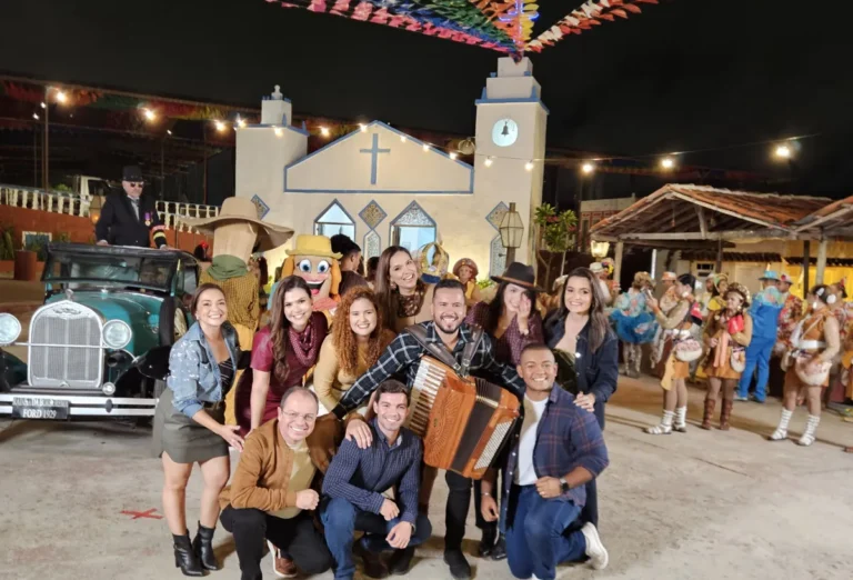 Pessoas em traje típico de São João participam de gravação de clipe em cenário nordestino