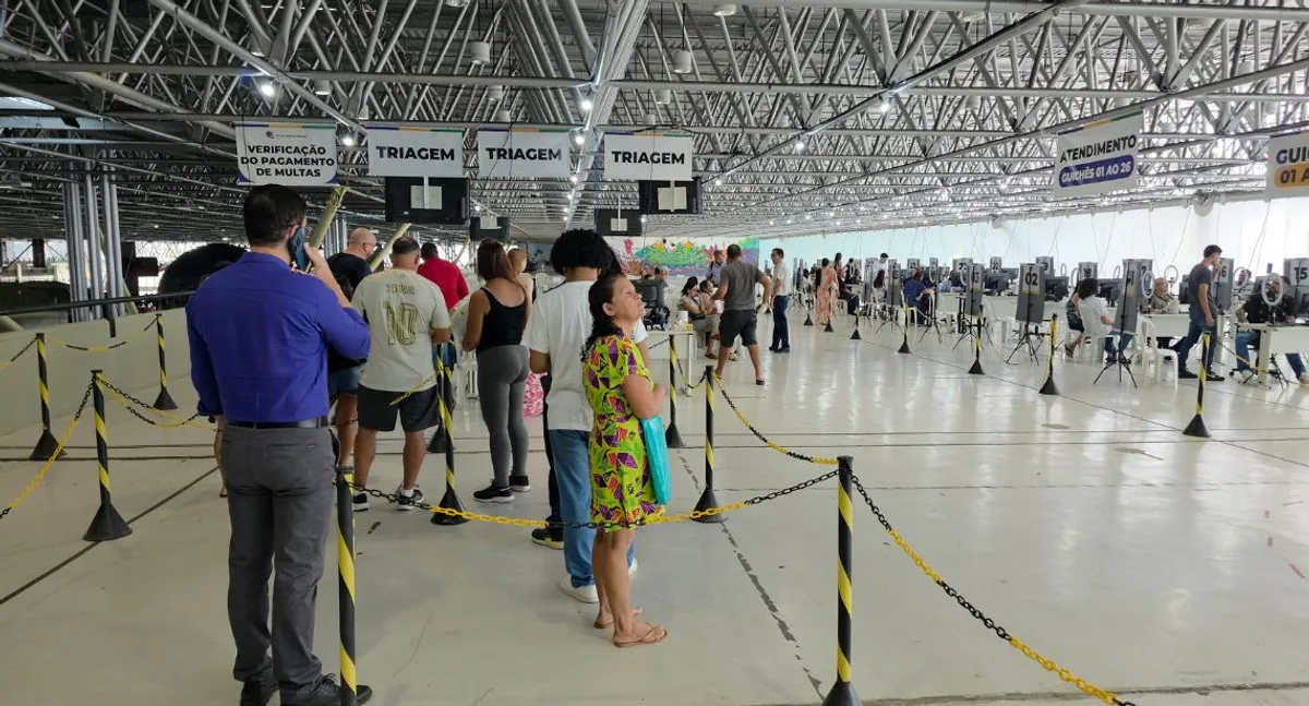 Eleitores aguardam atendimento em guichês no Espaço Cultural em João Pessoa para regularizar a situação eleitoral