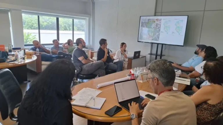 Reunião para assinatura de ordem de serviço de regularização fundiária em João Pessoa