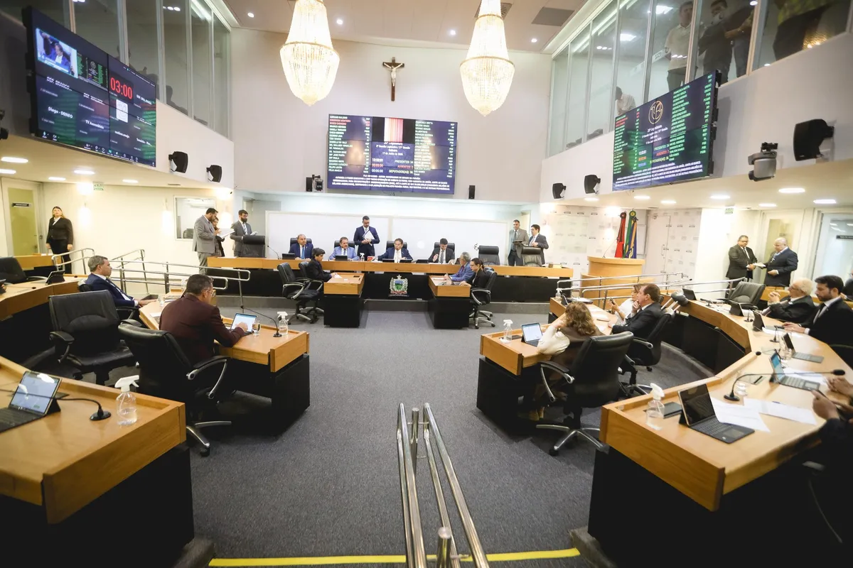 Deputados em debate na Assembleia Legislativa da Paraíba durante janela partidária.