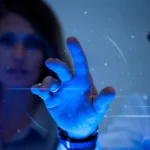 Palestrante Catarina Durães apresentando sobre Inteligência Artificial em evento corporativo do LIDE Paraíba em João Pessoa, com plateia atenta e engajada.