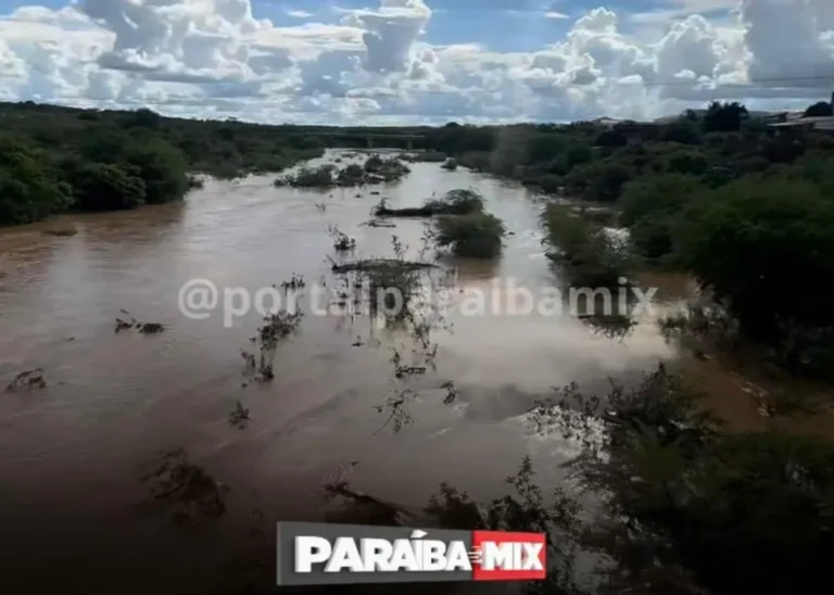 Grande cheia no Rio Taperoá em São João do Cariri, Paraíba, após chuvas intensas.