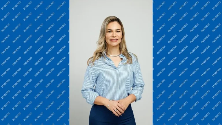 Rosália Lucas em frente a prédio governamental após deixar a Secretaria de Turismo da Paraíba.