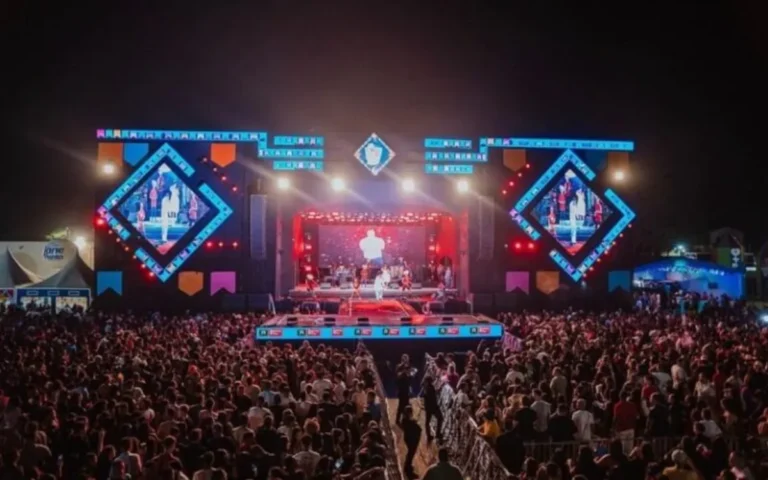 Multidão celebrando durante um show de São João em Santa Rita, Paraíba