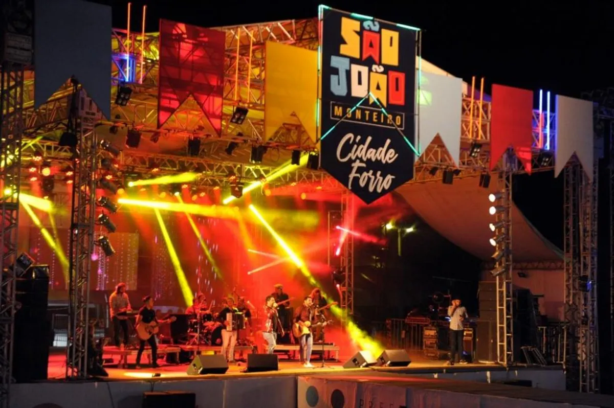 Palco de festa junina com trios de forró e público em Monteiro