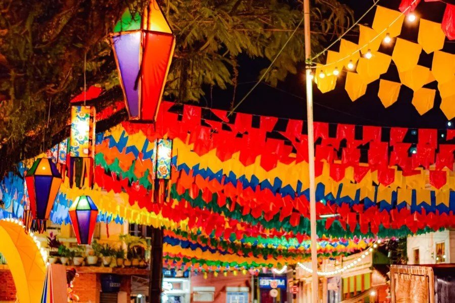 Multidão celebra festa junina na Paraíba com luzes e fogos de artifício