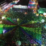 Multidão dança forró em festa de São João decorada em Santa Luzia, Paraíba