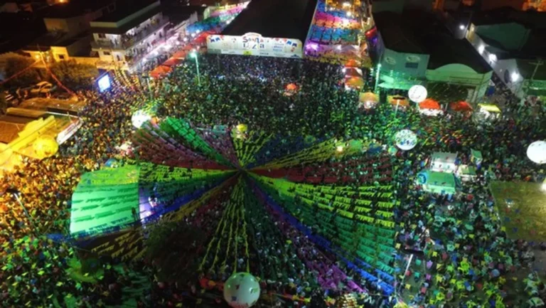 Multidão dança forró em festa de São João decorada em Santa Luzia, Paraíba