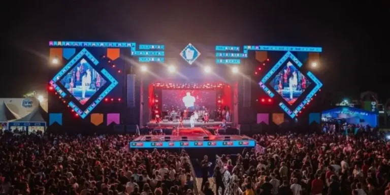 Montagem do palco do São João 2026 na Praça do Povo em Santa Rita, Paraíba, com bandeirinhas e elementos juninos.