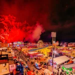 Multidão celebra show no São João de Campina Grande com fogos de artifício