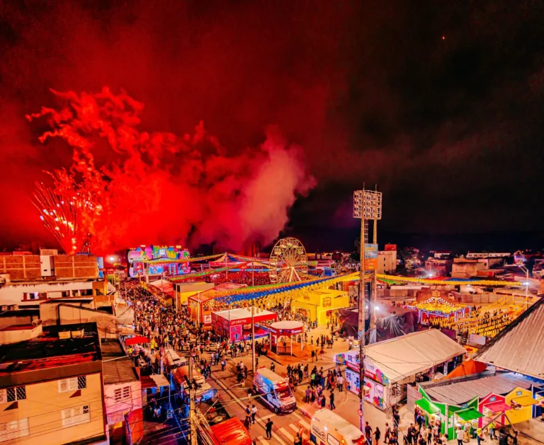 Multidão celebra show no São João de Campina Grande com fogos de artifício