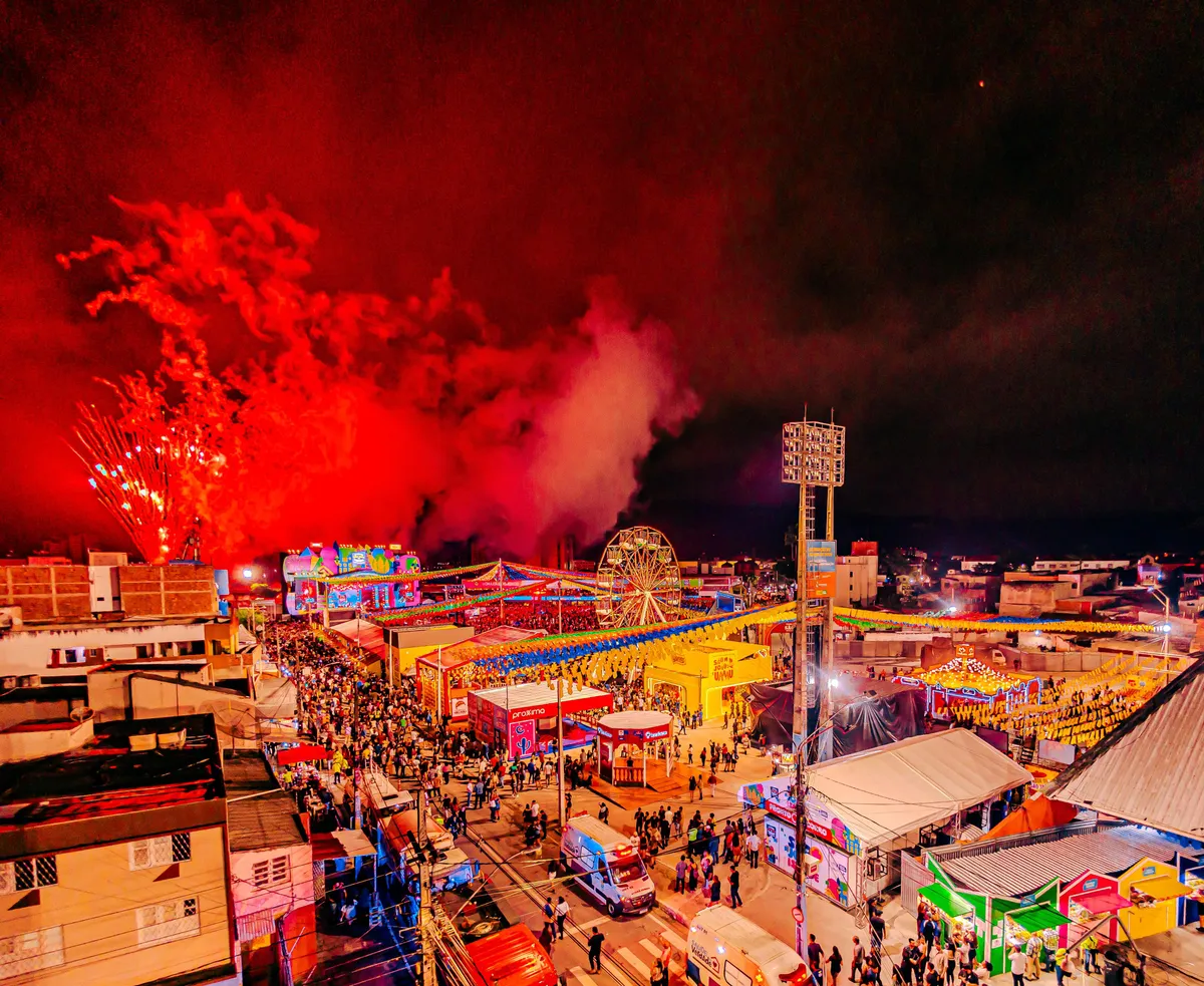 Multidão celebra show no São João de Campina Grande com fogos de artifício