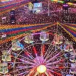 Palco principal do São João de Campina Grande 2026 à noite, com público em frente e iluminação festiva.