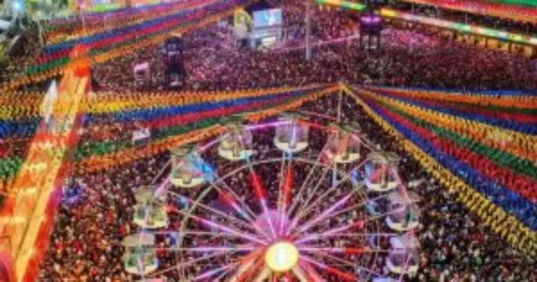 Palco principal do São João de Campina Grande 2026 à noite, com público em frente e iluminação festiva.