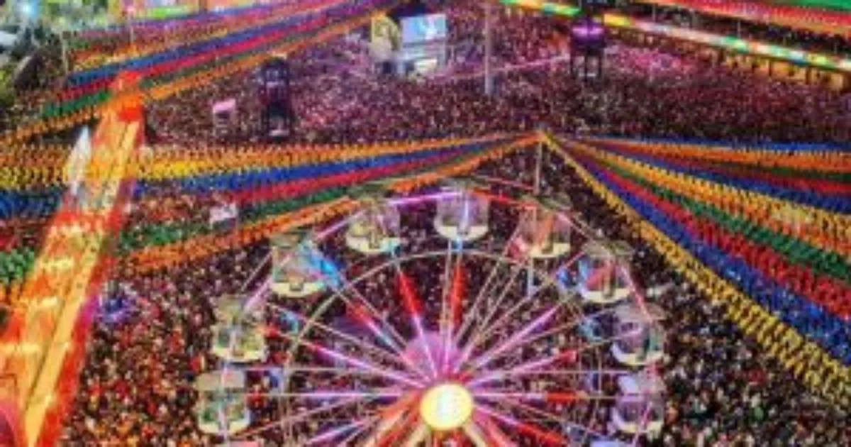 Palco principal do São João de Campina Grande 2026 à noite, com público em frente e iluminação festiva.