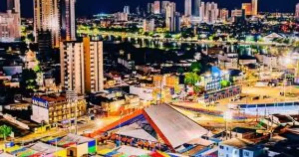 Visão aérea noturna do São João de Campina Grande com telões transmitindo a Copa do Mundo.
