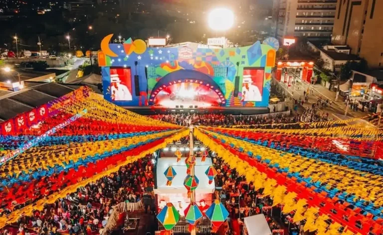 Multidão celebra o São João em Campina Grande com fogos de artifício e iluminação festiva