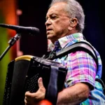 Palco de festival de São João à noite com público animado em Cuité