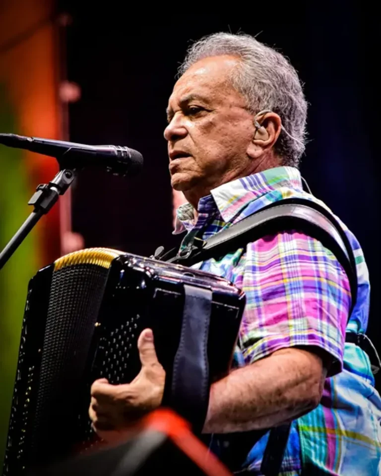 Palco de festival de São João à noite com público animado em Cuité