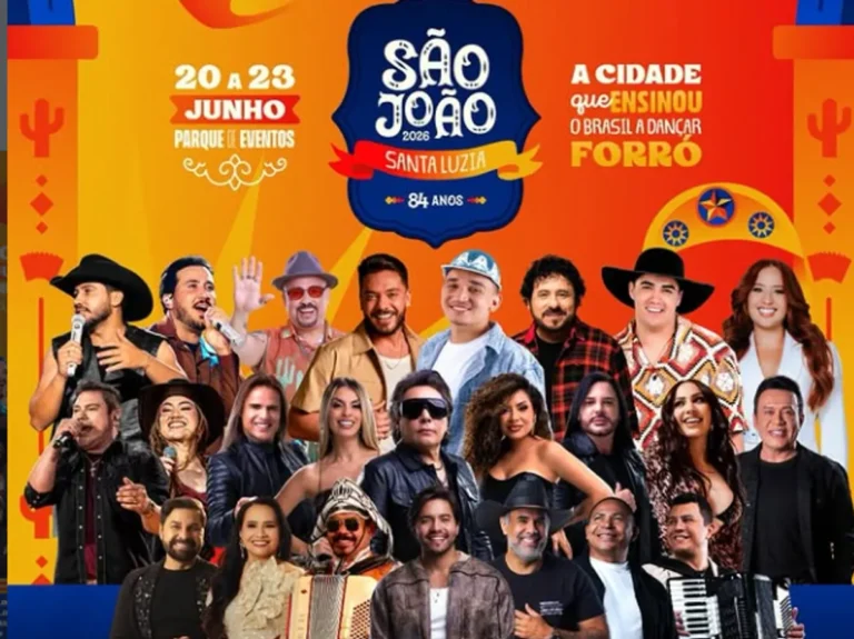 Palco de festa junina com multidão animada em Santa Luzia, Paraíba.
