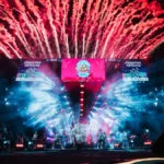 Palco de festa junina com público celebrando o São João de Santa Luzia.