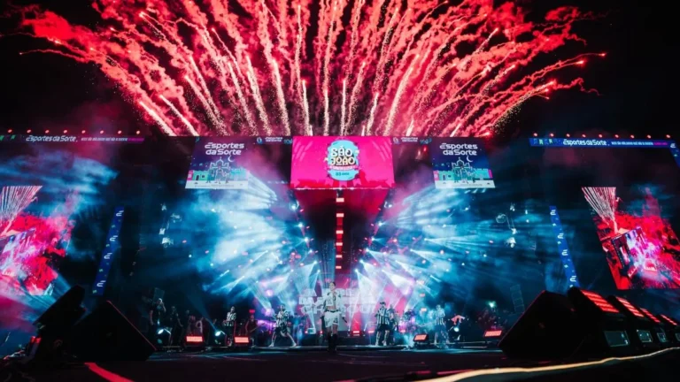 Palco de festa junina com público celebrando o São João de Santa Luzia.