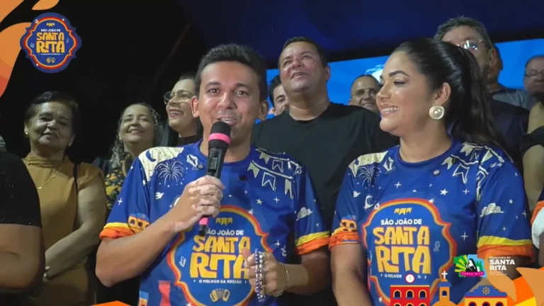 Milhares de pessoas festejam em show de São João com luzes vibrantes no palco e projeções de artistas populares