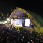 Palco principal do São João de Santa Rita 2026 na Praça do Povo, decorado com bandeirinhas juninas, aguardando as atrações.