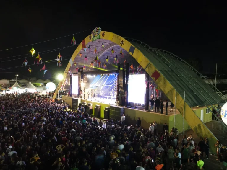 Palco principal do São João de Santa Rita 2026 na Praça do Povo, decorado com bandeirinhas juninas, aguardando as atrações.