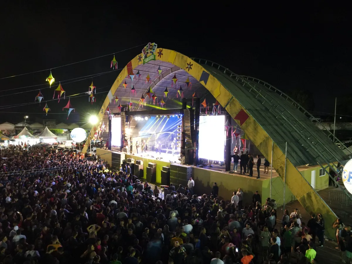Palco principal do São João de Santa Rita 2026 na Praça do Povo, decorado com bandeirinhas juninas, aguardando as atrações.