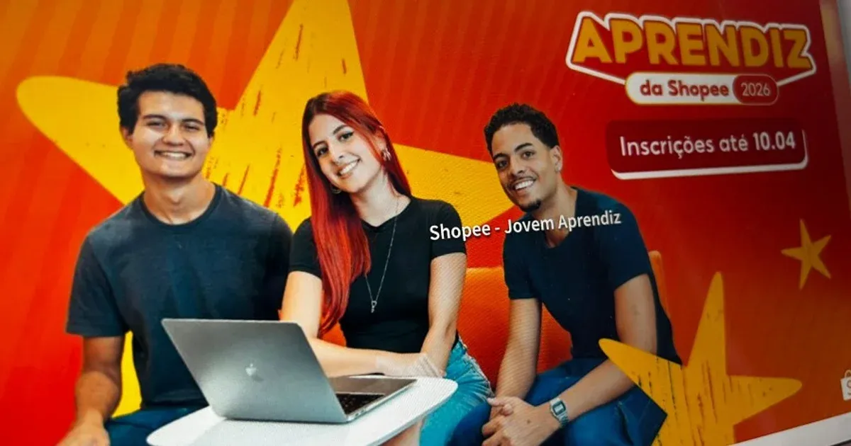 Jovens aprendizes colaborando em um escritório moderno da Shopee.