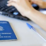 Pessoas buscando vagas de emprego em unidade do Sine-PB na Paraíba