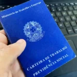 Pessoas em fila na unidade do Sine-PB buscando vagas de emprego
