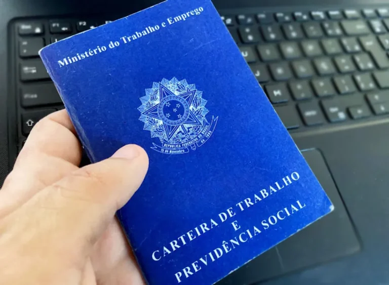 Pessoas em fila na unidade do Sine-PB buscando vagas de emprego
