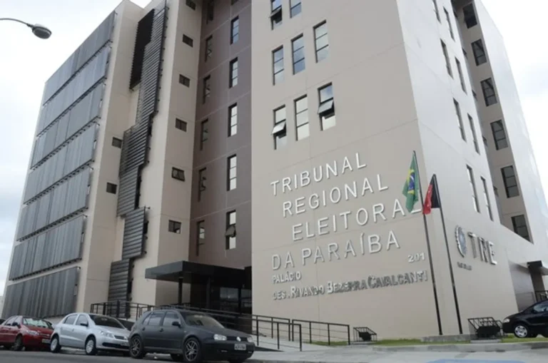 Reunião entre representantes do Sistema Correio e do TRE-PB para discutir eleições de 2026.