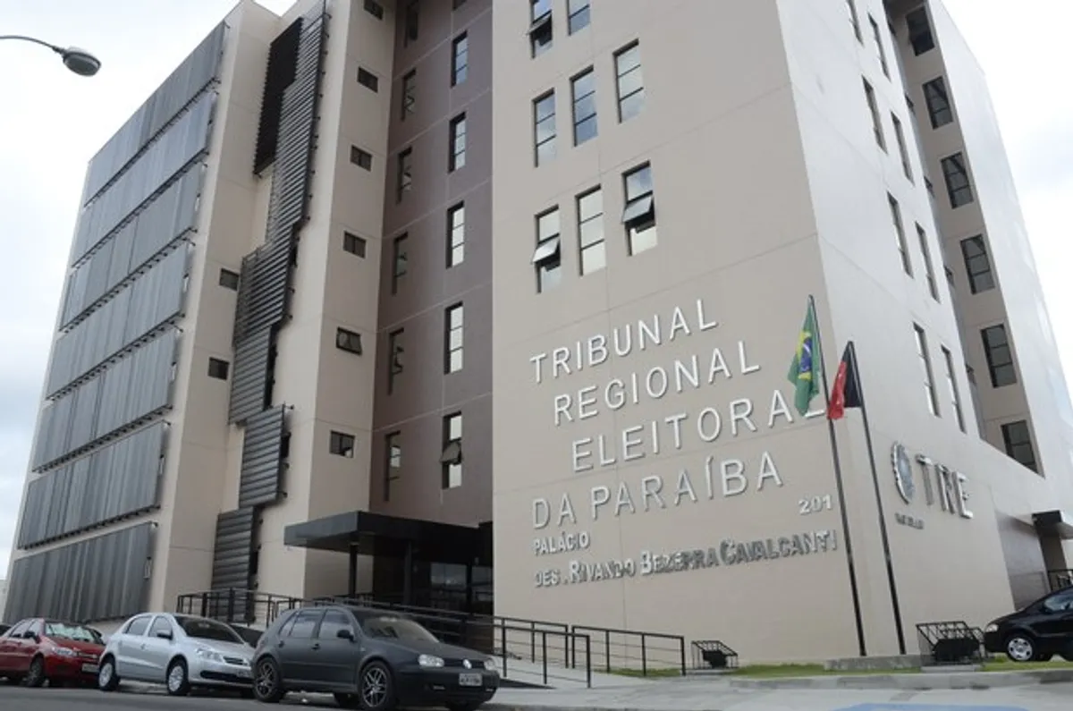 Reunião entre representantes do Sistema Correio e do TRE-PB para discutir eleições de 2026.