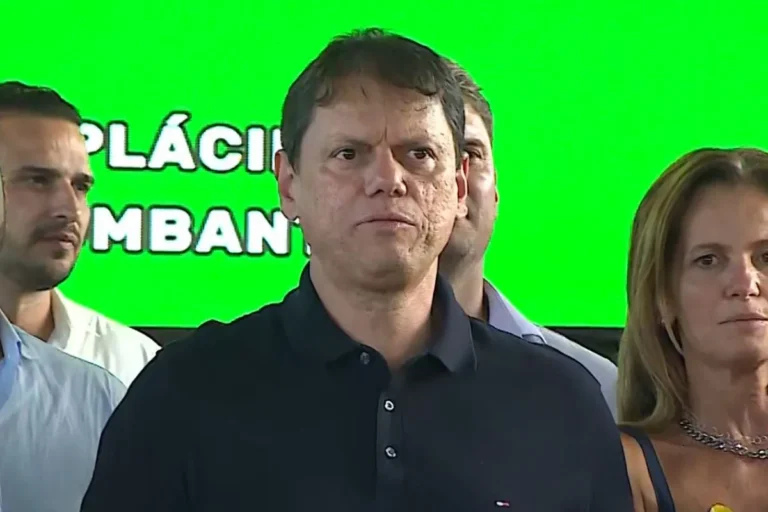 Governador Tarcísio de Freitas e André do Prado em evento público em Pindamonhangaba