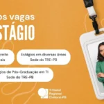 Estudante sorri em frente ao TRE-PB