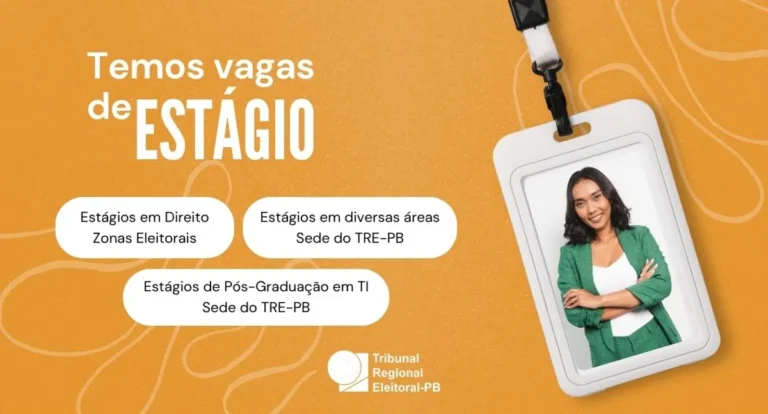 Estudante sorri em frente ao TRE-PB