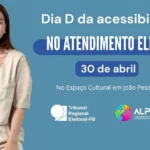 Mulher sorridente fazendo sinal de 'eu te amo' em Libras em atendimento do TRE-PB, simbolizando acessibilidade eleitoral.