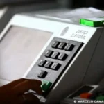 Juiz em tribunal analisando a Lei Antifacção que afeta o voto de presos provisórios.
