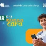 Adolescentes brasileiros interagindo com informações sobre o título de eleitor em campanha do TSE e UNICEF.