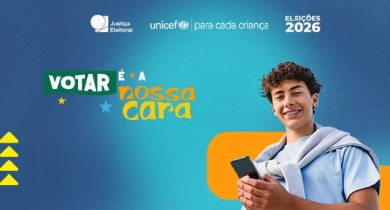 Adolescentes brasileiros interagindo com informações sobre o título de eleitor em campanha do TSE e UNICEF.