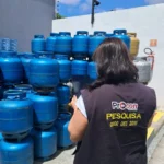 Botijão de gás de cozinha de 13kg em uma cozinha, representando a variação de preços em João Pessoa