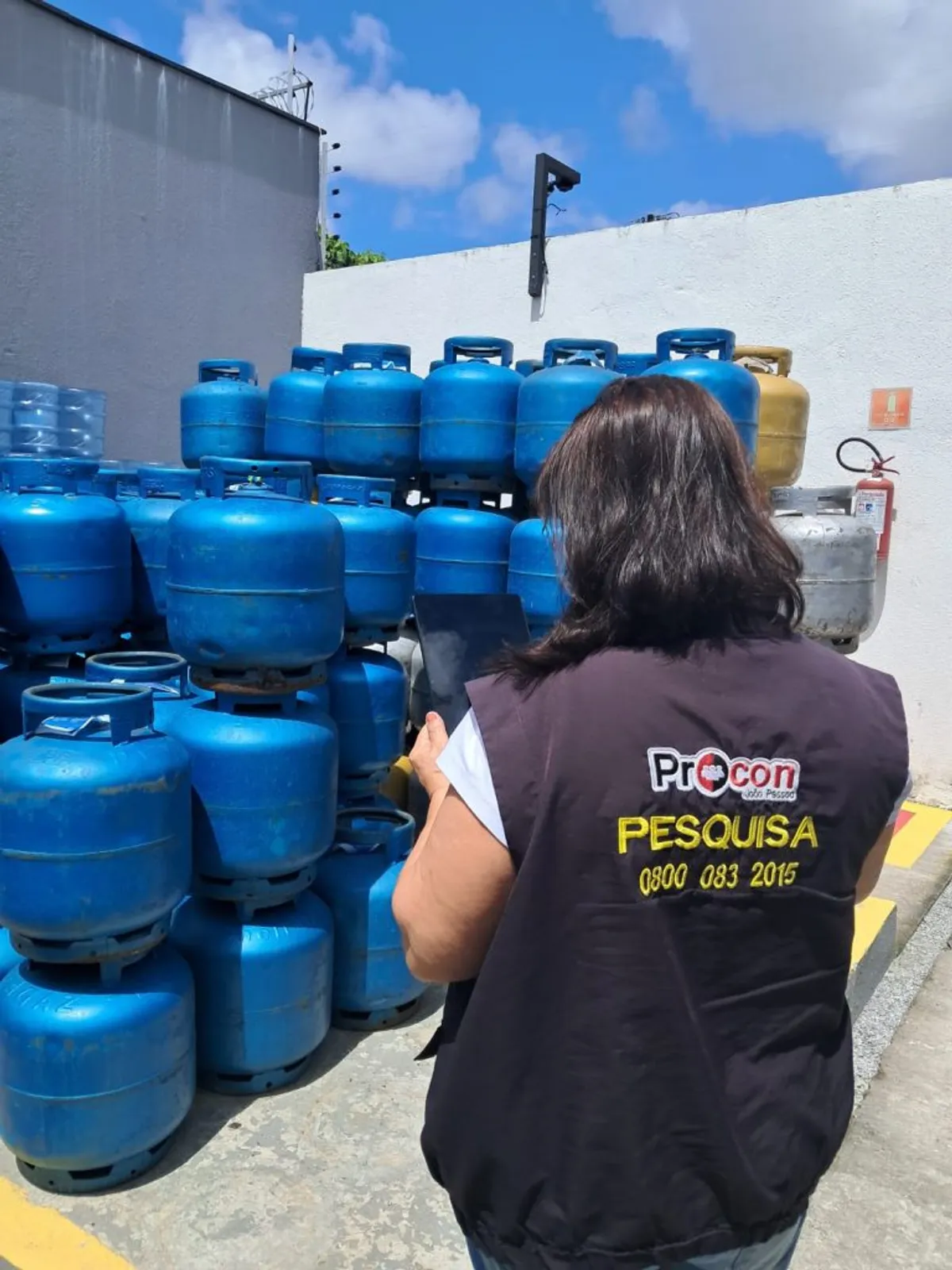 Botijão de gás de cozinha de 13kg em uma cozinha, representando a variação de preços em João Pessoa