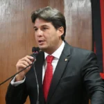 Leo Bezerra e Lucas Ribeiro apertando as mãos em gesto de colaboração
