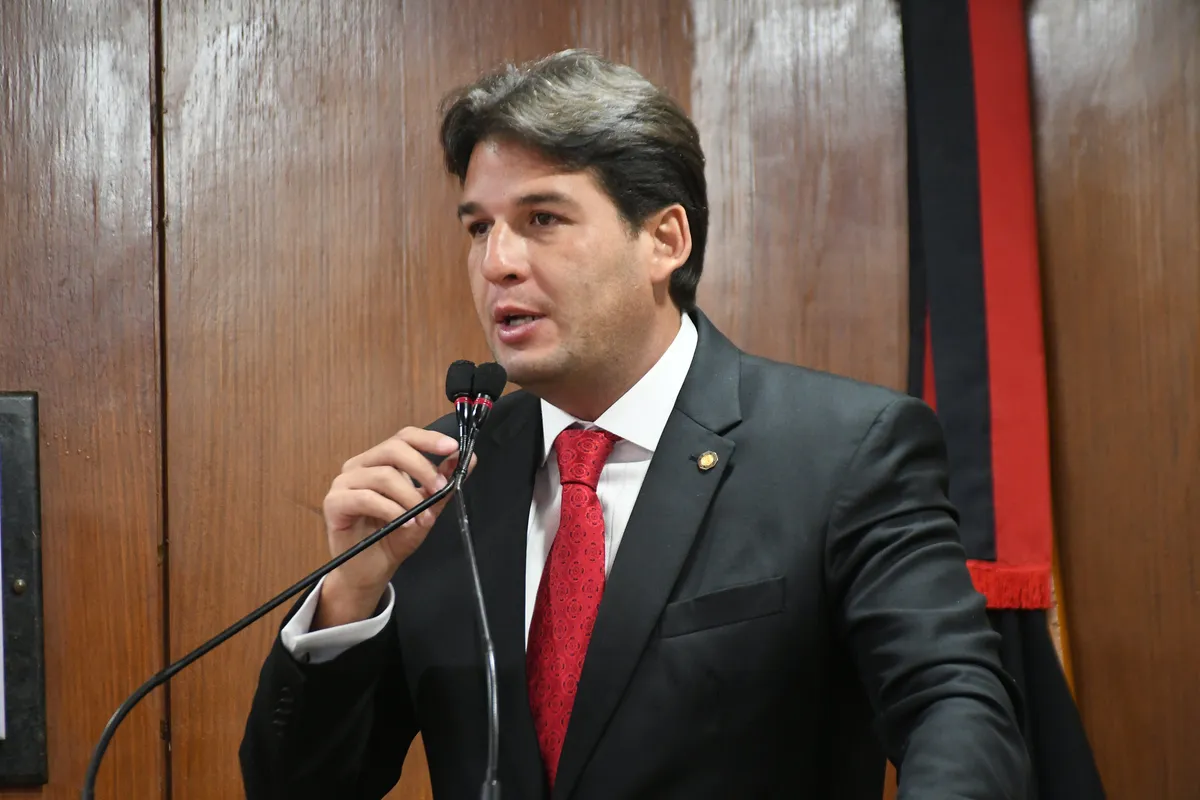 Leo Bezerra e Lucas Ribeiro apertando as mãos em gesto de colaboração