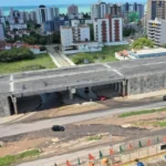 Viaduto moderno em Cabedelo separando tráfego de carga do trânsito urbano.