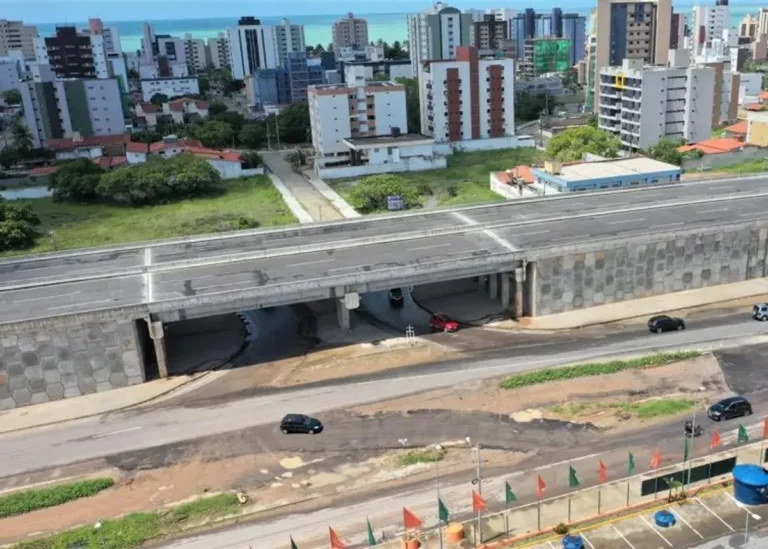 Viaduto moderno em Cabedelo separando tráfego de carga do trânsito urbano.