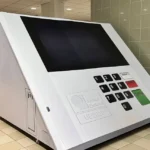 Participantes observam réplica gigante da urna eletrônica em evento do TRE-PB